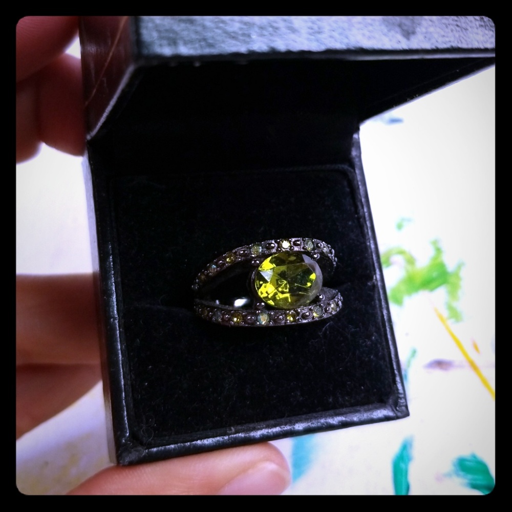 Gorgeous Pewter & Emerald Green Stone Ring